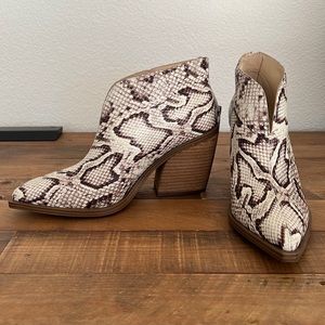 Vince Camaro Ginsel Bootie Snakeskin Print Size 9